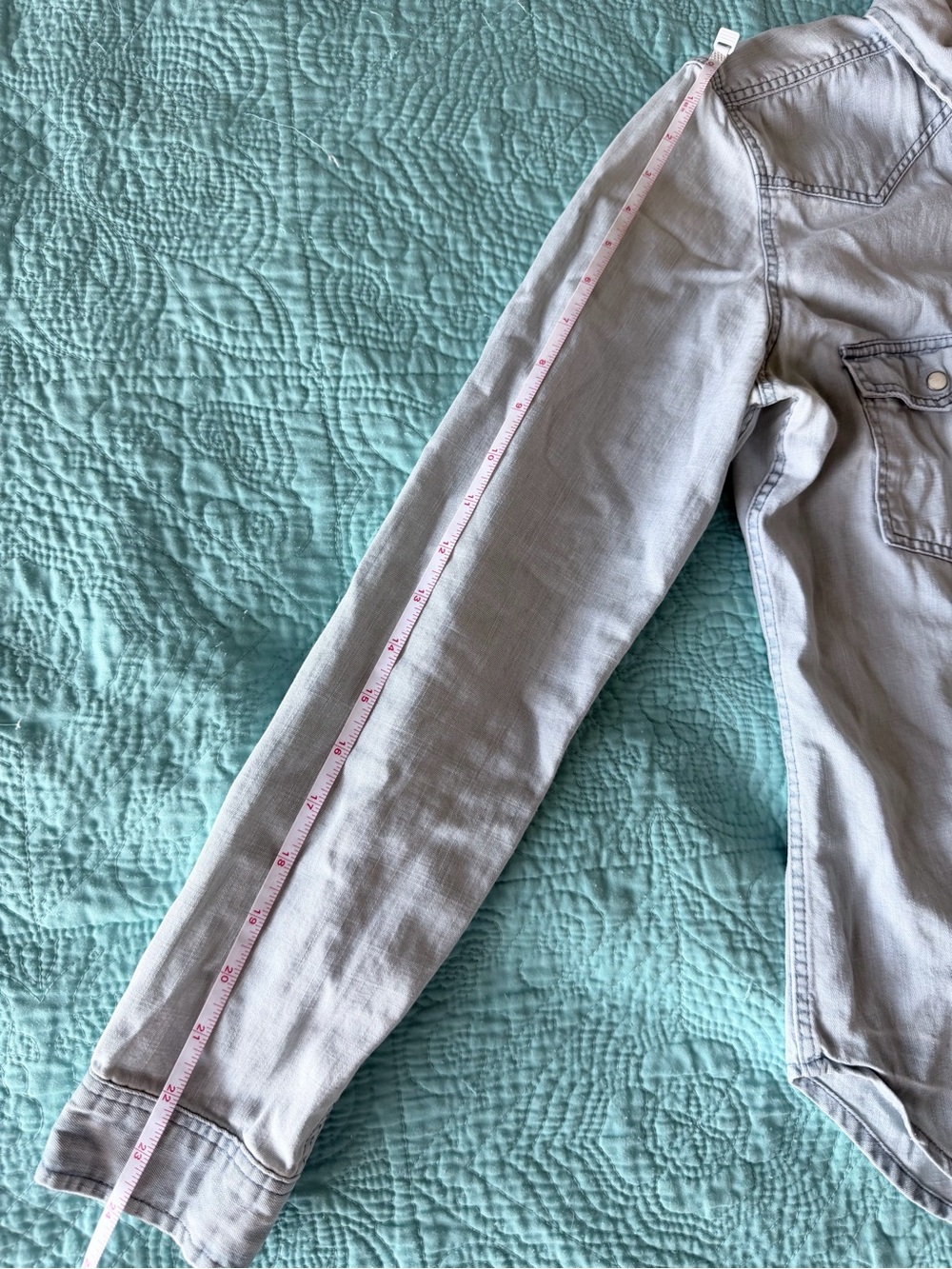 {American Eagle Outfitters} Light Wash Denim Blue Pearl Button-Down Shirt - Picture 12 of 15